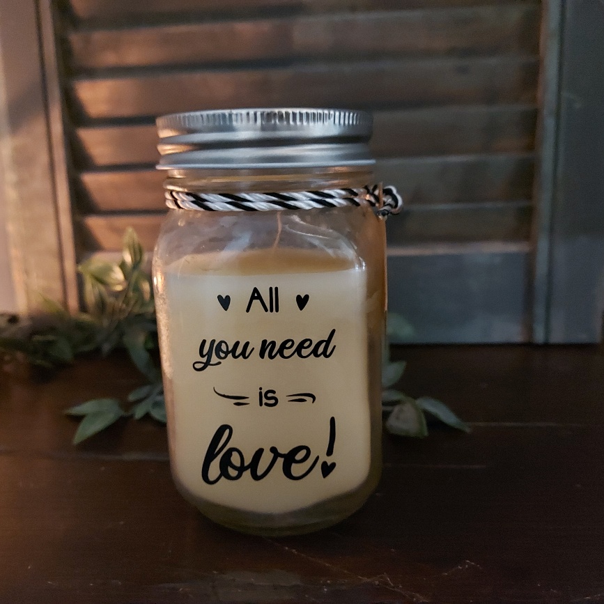 pot met een geurkaars en de lieve tekst: All you need is love