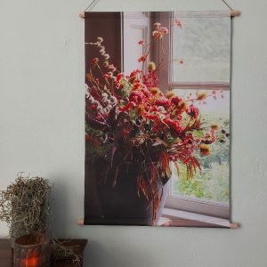 Wanddoek – Pot met bloemen voor het raam