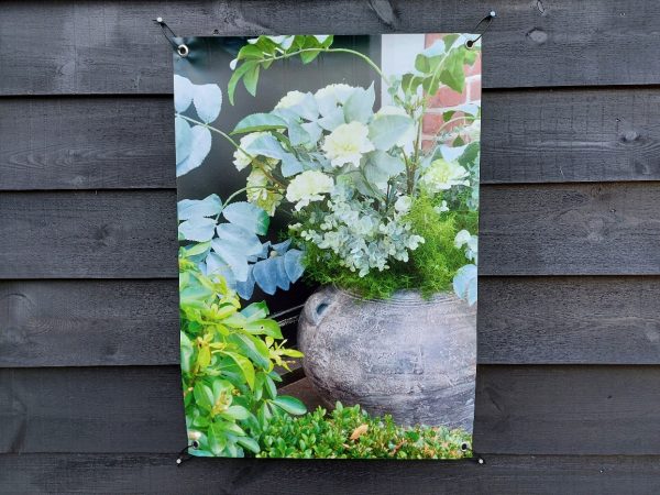 Tuinposter Brynxz kruik met bloemen in de tuin