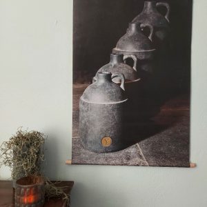 Wanddoek – Stilleven vier flessen op de grond