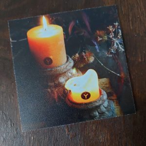Kunststof onderzetter – Brynxz kandelaars met brandende kaarsen