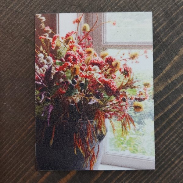 Magneet met een landelijke afbeelding van een pot met bloemen, van het merk Country Deco.