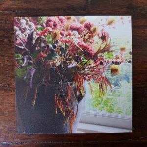 Dibond onderzetter – Bloempot met bloemen voor het raam