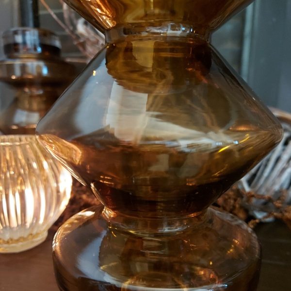 Vaas van bruin glanzend glas van het merk Riverdale. De vaas is ook te gebruiken als kandelaar.