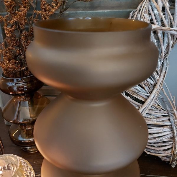 Vaas van bruin mat glas van het merk Riverdale. De vaas is ook te gebruiken als kandelaar.
