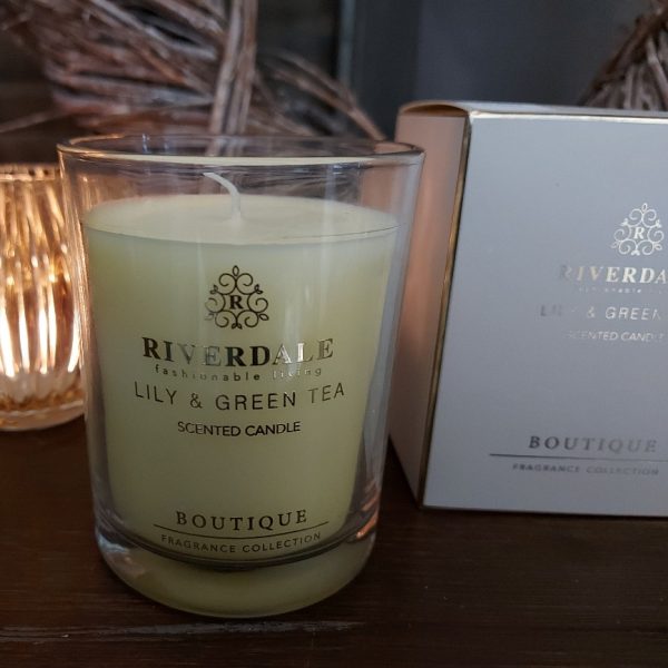 Geurkaars met de geur Lily en Green Tea in een glazen pot, van het merk Riverdale.