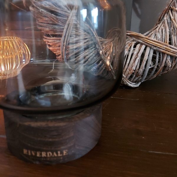Sfeerlicht van 'Smoke Grey' glas met een houten voet voorzien van het Riverdale logo. Van het merk Riverdale.