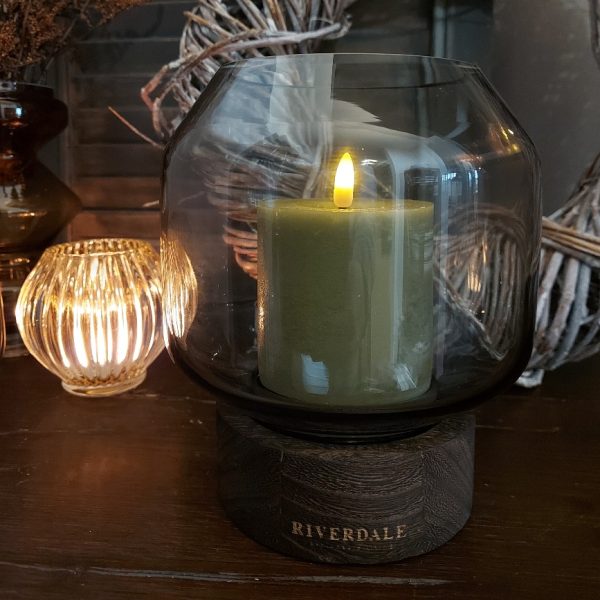 Sfeerlicht van 'Smoke Grey' glas met een houten voet voorzien van het Riverdale logo. Van het merk Riverdale.