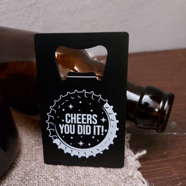 Metalen bieropener met leuke tekst: Cheers you did it!