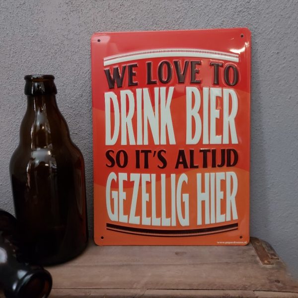 Wandbord van metaal met leuke tekst: We love to drink beer so it's altijd gezellig hier