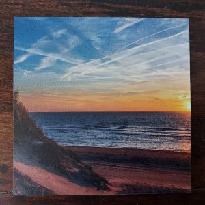 Dibond onderzetter – Duinen, strand en zee bij zonsondergang