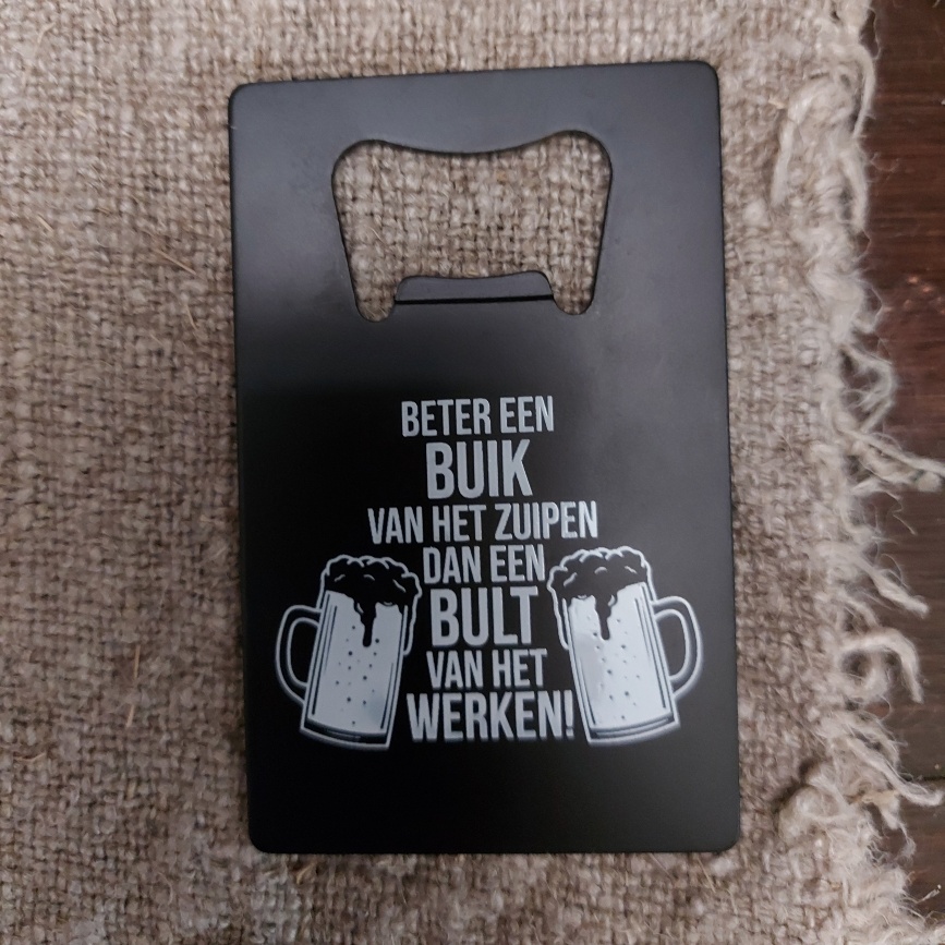 Metalen bieropener met leuke tekst: Beter een buik van het drinken dan een bult van het werken