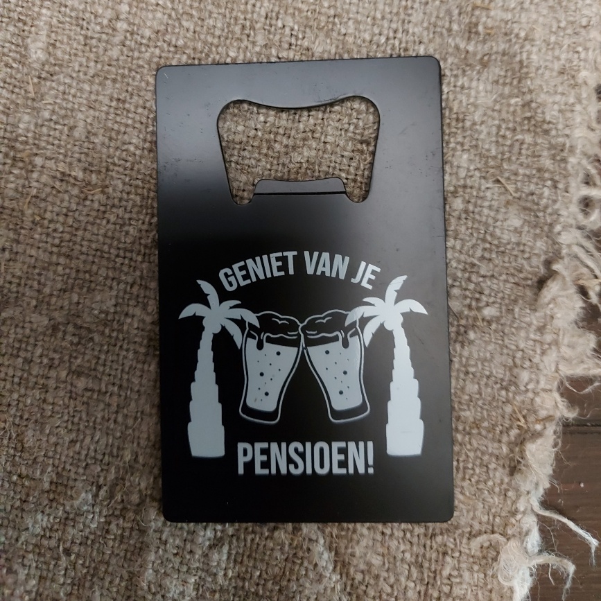 Metalen bieropener met leuke tekst: Geniet van je pensioen!
