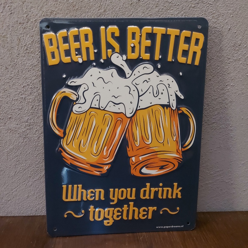 Wandbord van metaal met leuke tekst: Beer is better when you drink it together