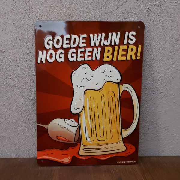 wandbord van metaal met leuke tekst: goede wijn is nog geen bier