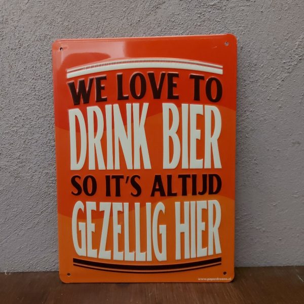 Wandbord van metaal met leuke tekst: We love to drink beer so it's altijd gezellig hier
