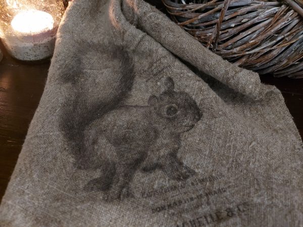 Linnen shabby doek met een eekhoorn