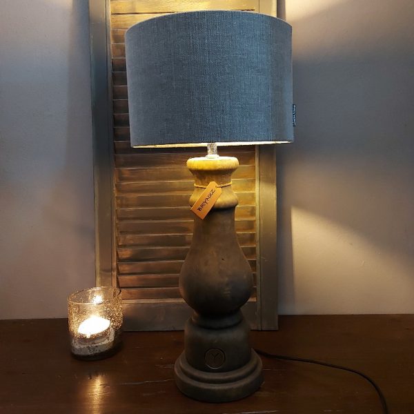 Baluster lamp voet van Brynxz uit de serie Majestic Brown met linnen kap