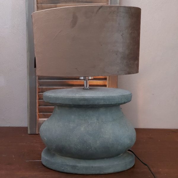 Ovale lampvoet van Brynxz uit de serie Majestic Vintage gecombineerd met een bruine velours kap