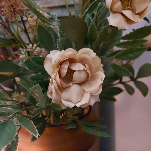 Een boeket zijden bloemen in prachtige klassieke kleuren, variërend van oud roze tot diep rood.