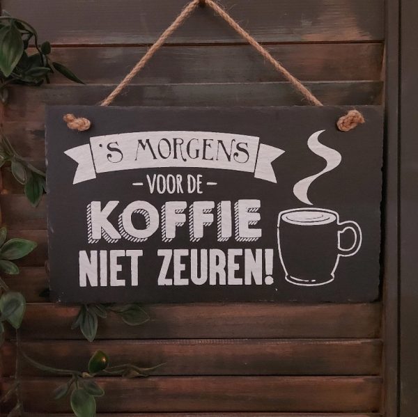 Wandbord van leisteen met de leuke tekst: 's Morgens voor de koffie niet zeuren