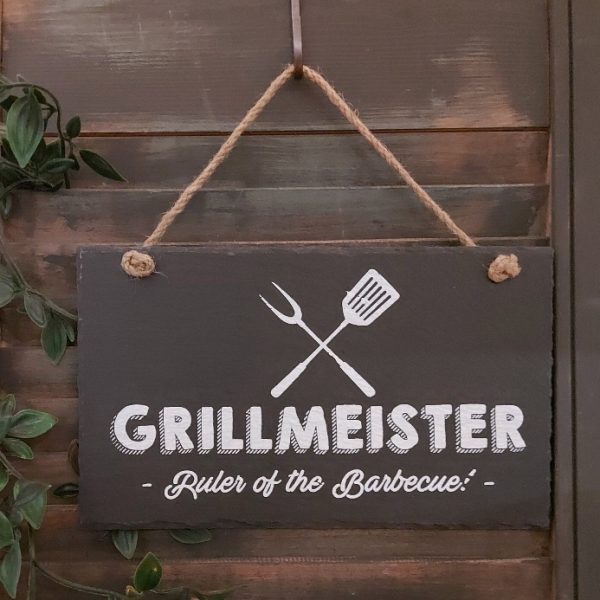 tekstbord van leisteen met de leuke tekst; Grillmeister ruler of the barbeque
