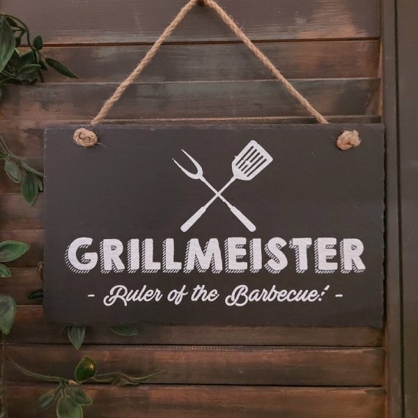 tekstbord van leisteen met de leuke tekst; Grillmeister ruler of the barbeque