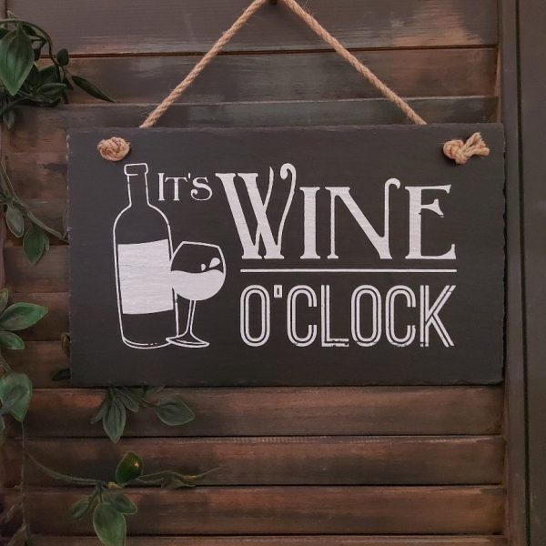 tekstbord van leisteen met de leuke tekst: it 's wine o'clock
