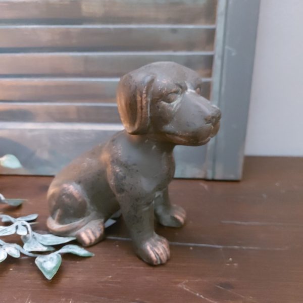 Decoratief beeldje van een bruine hond. Gemaakt van aardewerk van het merk Countryfield.