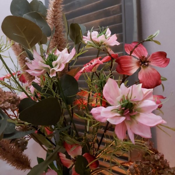 Boeket met zijden bloemen in de kleuren bruin en roze. Boeket van de maand augustus, gratis verzending.