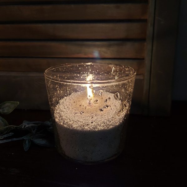 Sfeerlicht van glas gevuld met brandend kaarsenzand. Maak je eigen kaars met Pearlsand Candle.