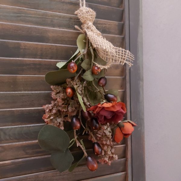 Een hand gebonden toefje van zijdenbloemen in warme herfstkleuren om op te hangen of weg te leggen.