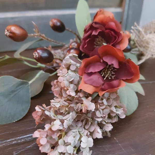 Een hand gebonden toefje van zijdenbloemen in warme herfstkleuren om op te hangen of weg te leggen.