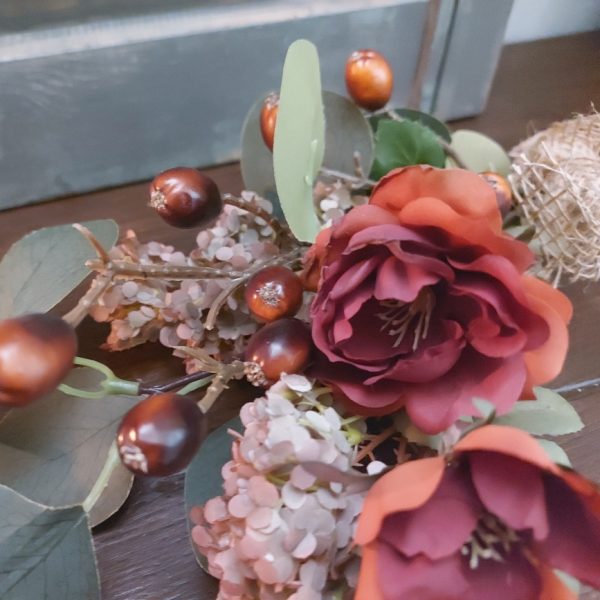 Een hand gebonden toefje van zijdenbloemen in warme herfstkleuren om op te hangen of weg te leggen.