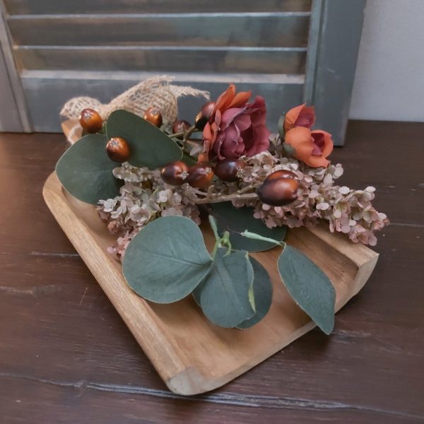 Een hand gebonden toefje van zijdenbloemen in warme herfstkleuren om op te hangen of weg te leggen.