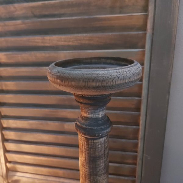 Donkerbruine baluster kandelaar van hout voor een stompkaars van 7 cm.