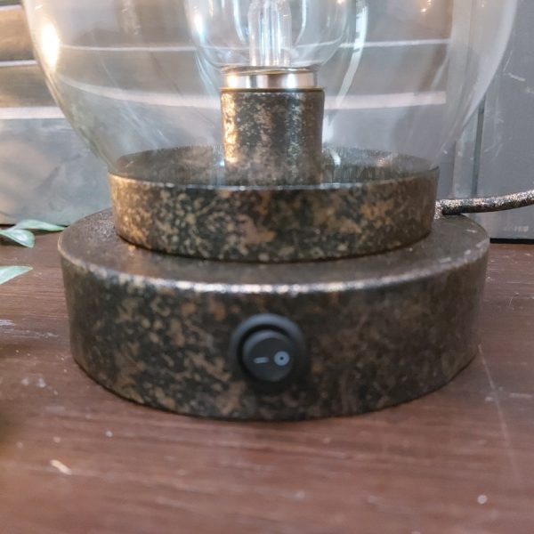 Led lamp in het model van een olielamp van het merk Countryfield. De lamp werkt op twee AA batterijen.