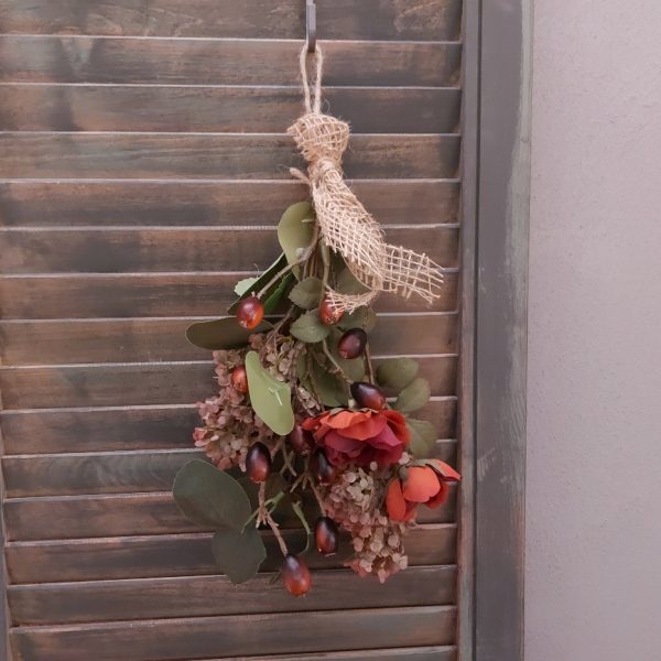 Een hand gebonden toefje van zijdenbloemen in warme herfstkleuren om op te hangen of weg te leggen.