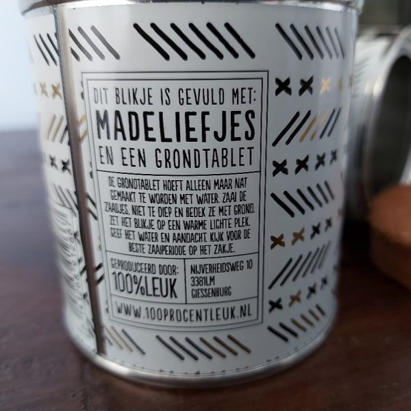 Cadeau blikje met bloemenzaad van madeliefjes van 100%LEUK. Kweek je cadeau Ma de liefste.