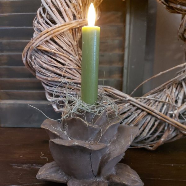 Kandelaar voor een dinerkaars van polystone in het model van een roos. Gemaakt in natuurlijke kleuren, van het merk Mansion Atmosphere.