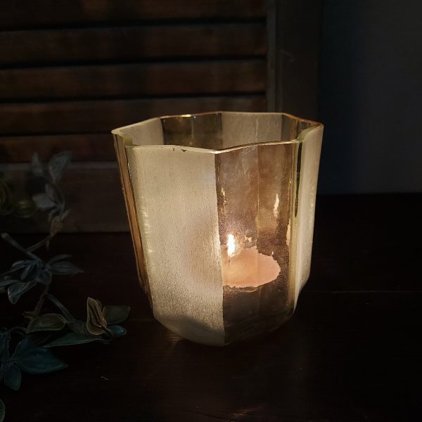 Sfeerlicht van glas in een mat witte en glanzend gouden kleur voor een theelicht van 6 cm, van het merk Mansion Atmosphere.