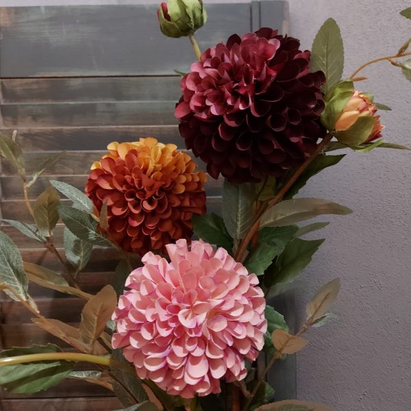 Compleet boeket zijden bloemen, bestaande uit 3 kleuren Dahlia's en een wilgentwijg.