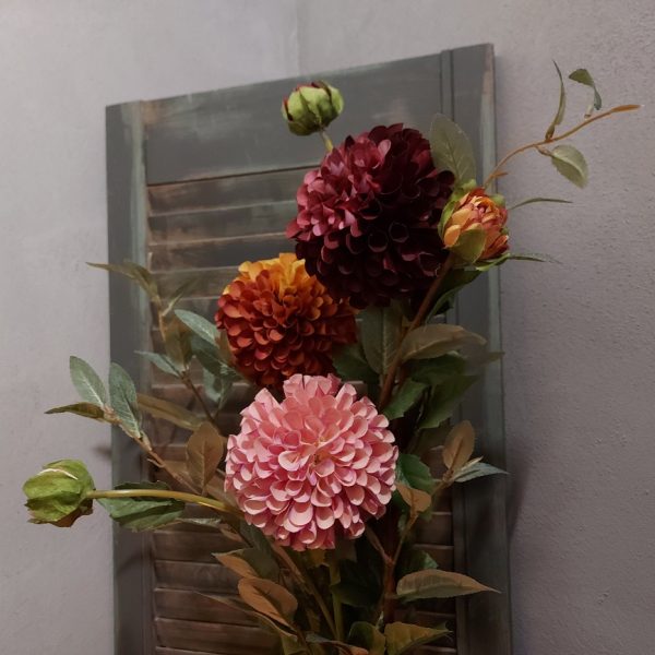 Compleet boeket zijden bloemen, bestaande uit 3 kleuren Dahlia's en een wilgentwijg.