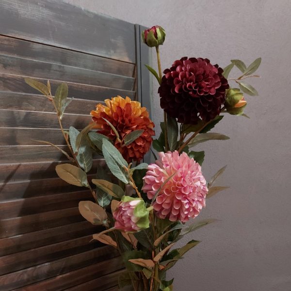 Compleet boeket zijden bloemen, bestaande uit 3 kleuren Dahlia's en een wilgentwijg.