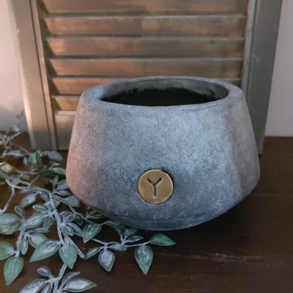 Bloempot van aardewerk in verschillende tinten grijs, van het merk Brynxz uit de serie Stone Black.