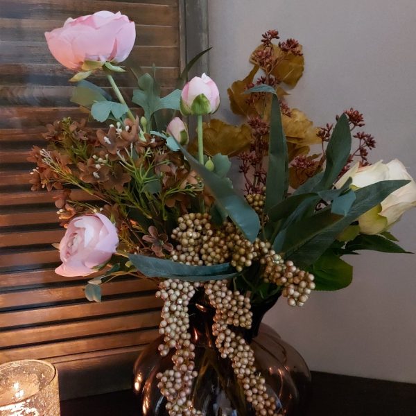 Herfst boeket met zeven takken kunstbloemen. Exclusief en extra voordelig verkrijgbaar bij Creatieve Decoraties Voor Jou.