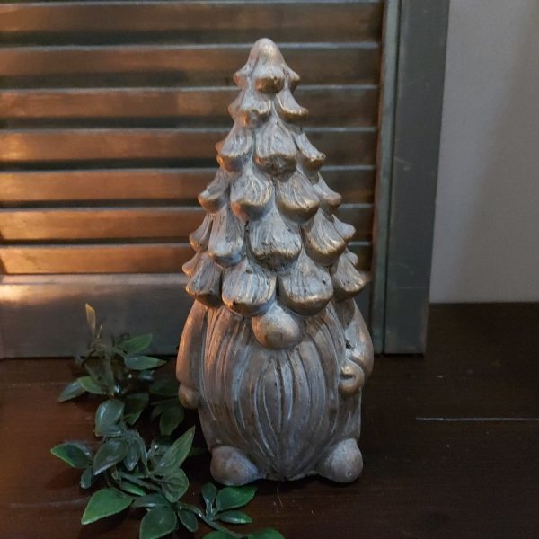 Gnome kerstkabouter van aardewerk met een kerstboom als hoed, uit de kerstcollectie van 2024 van het merk Brynxz.