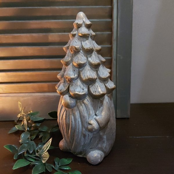 Gnome kerstkabouter van aardewerk met een kerstboom als hoed, uit de kerstcollectie van 2024 van het merk Brynxz.