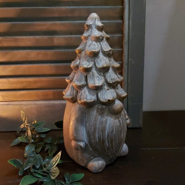 Gnome kerstkabouter van aardewerk met een kerstboom als hoed, uit de kerstcollectie van 2024 van het merk Brynxz.