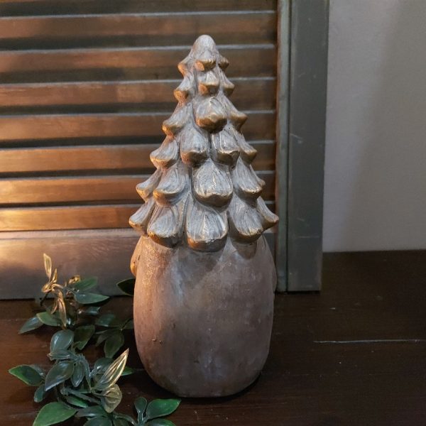 Gnome kerstkabouter van aardewerk met een kerstboom als hoed, uit de kerstcollectie van 2024 van het merk Brynxz.